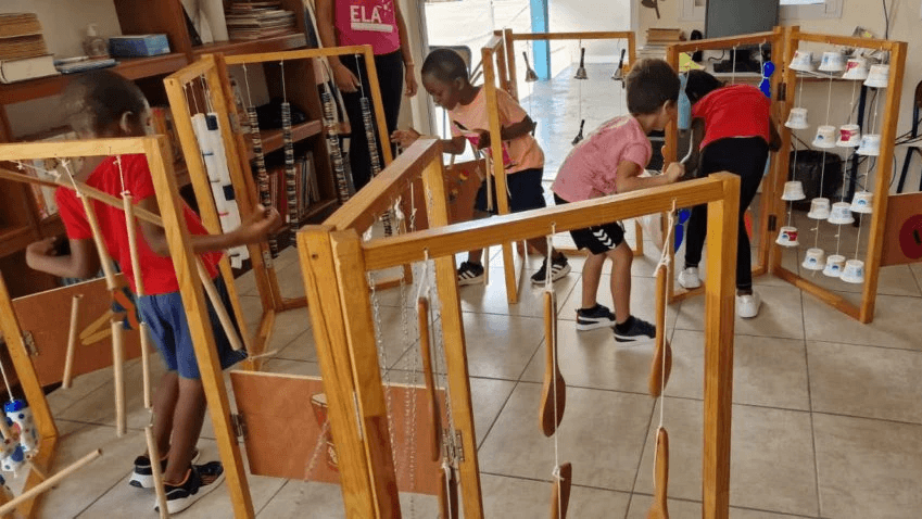 Enfants explorant le labyrinthe sonore fabriqué à partir d'objets recyclés